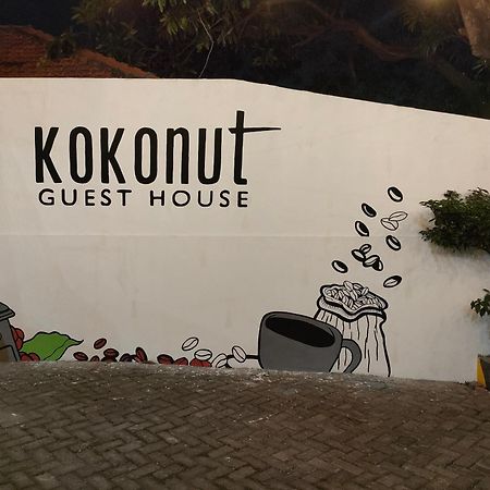 Kokonut Guesthouse Surabaya Exterior foto