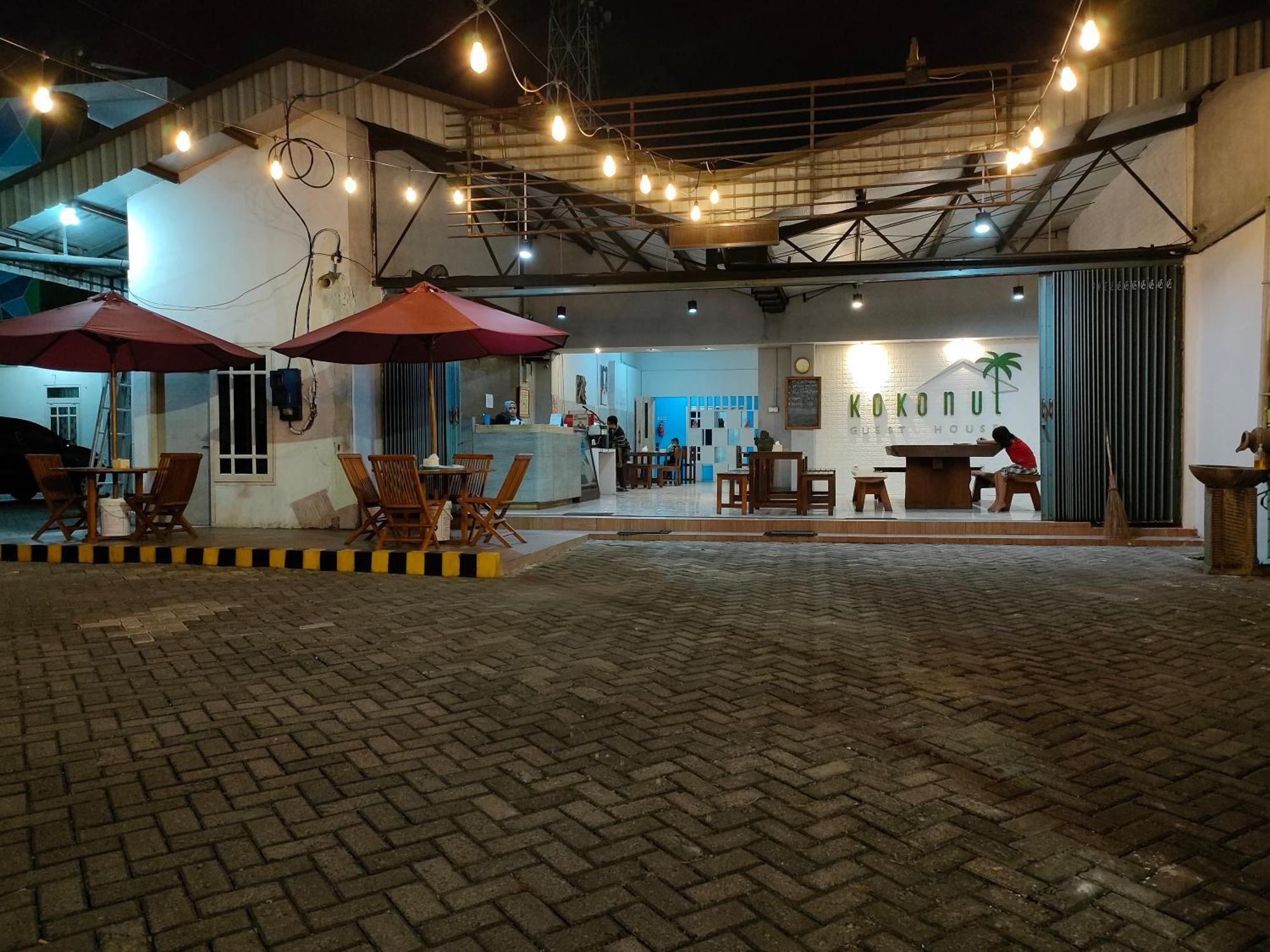Kokonut Guesthouse Surabaya Exterior foto
