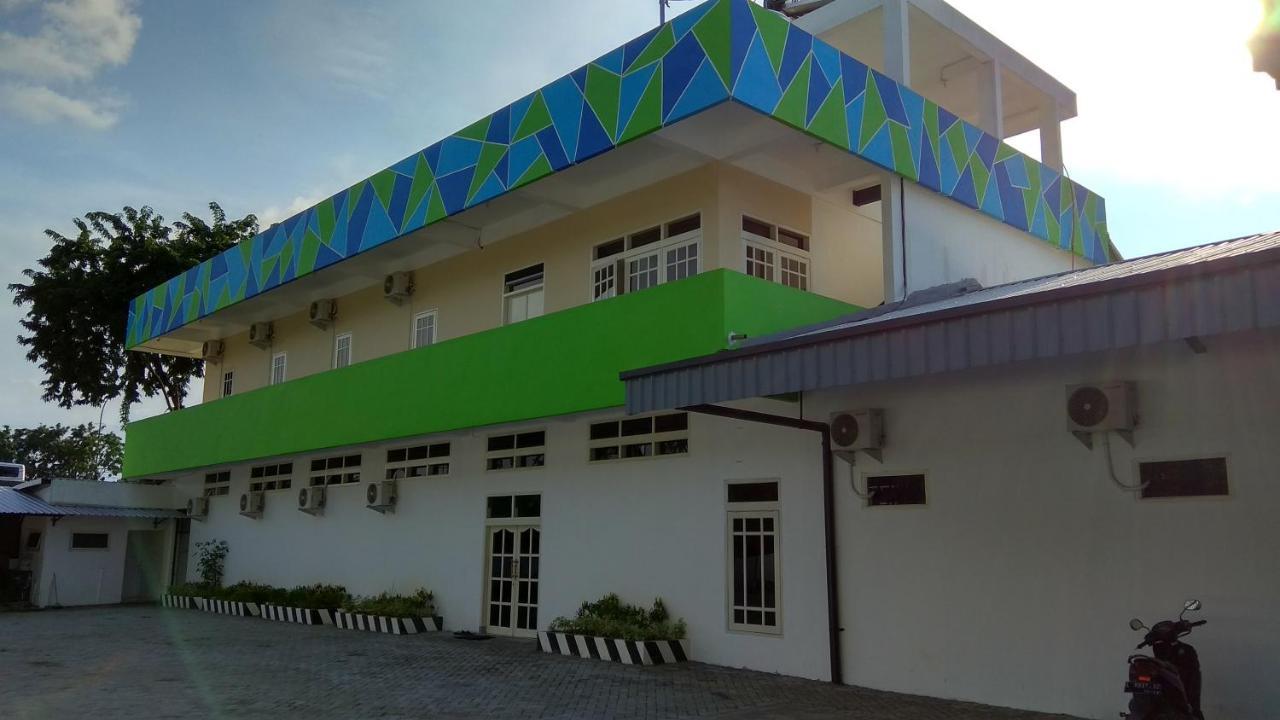 Kokonut Guesthouse Surabaya Exterior foto